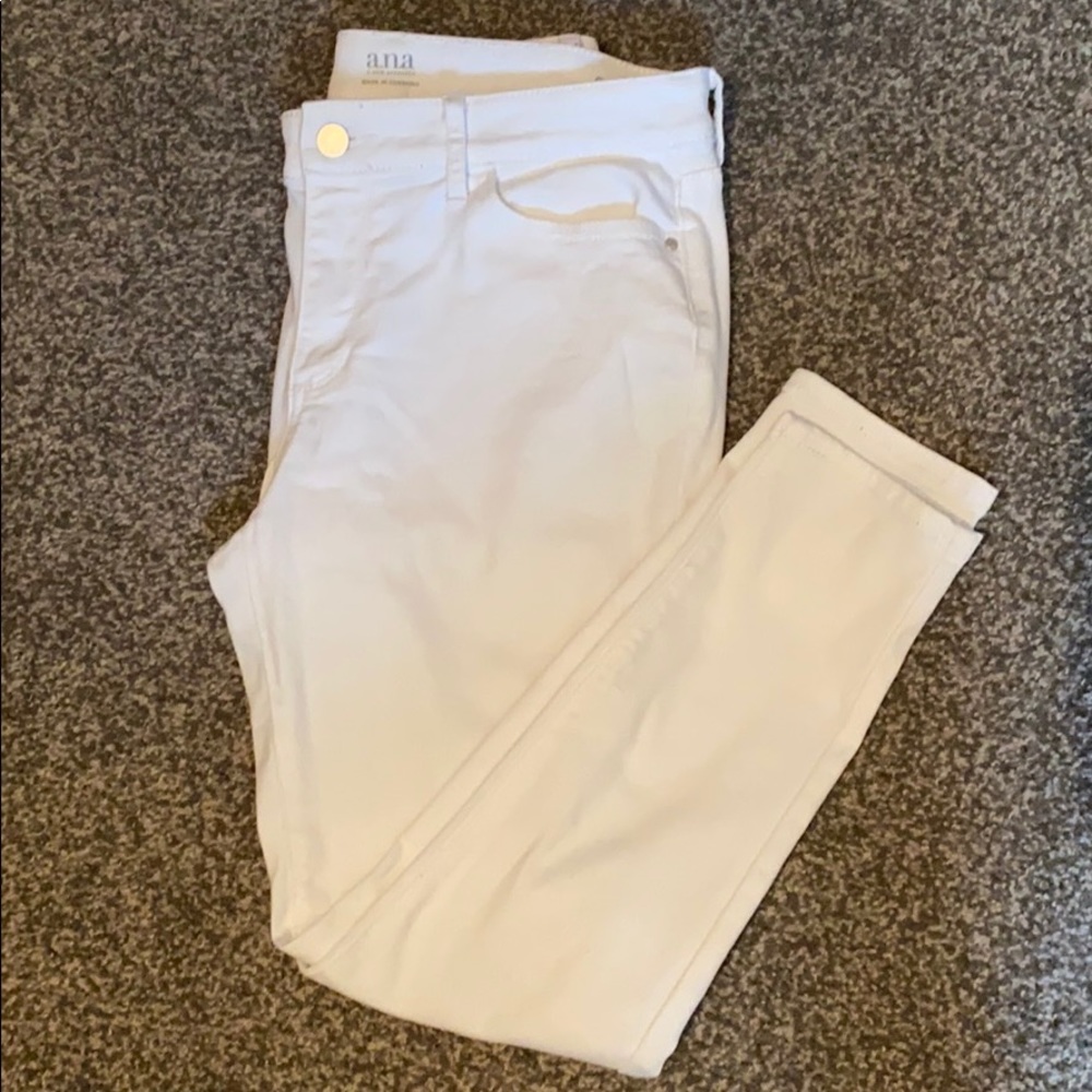 Women’s white jeggings